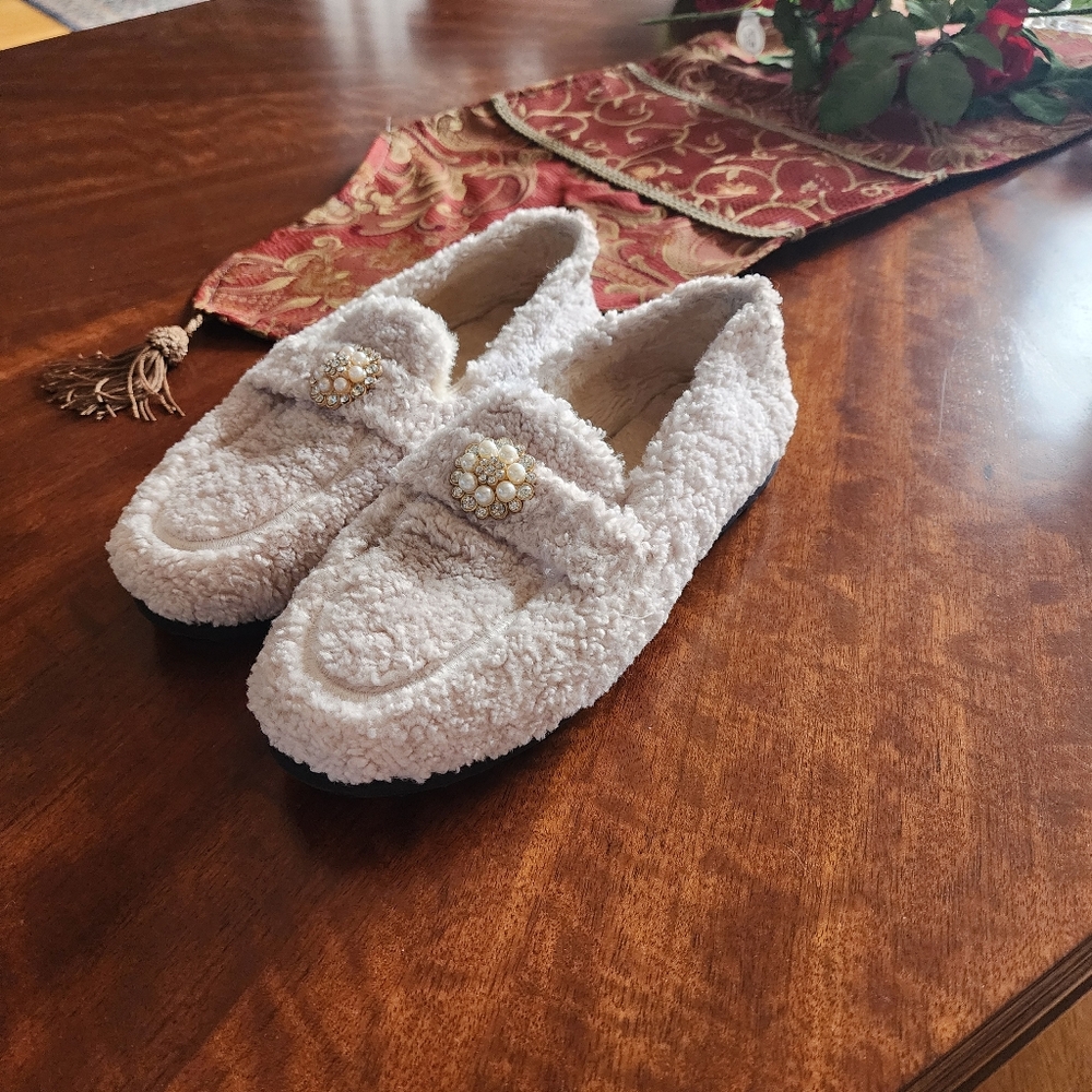 Cozy Cream Sherpa Slippers for Indoor Comfort